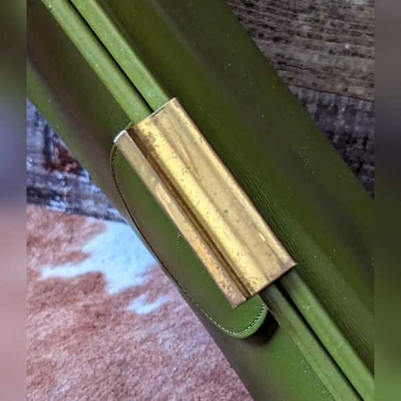 1960's Vintage Green Leather Clutch With Patina Metal Closure - Picture 13 of 13